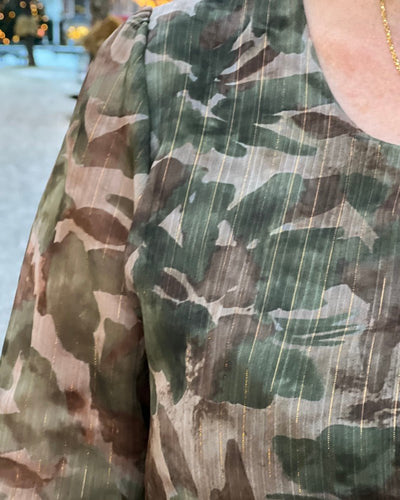 Kjole m strikk i livet