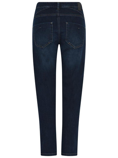 Baksiden av denim-bukse med to baklommer og detaljert søm.