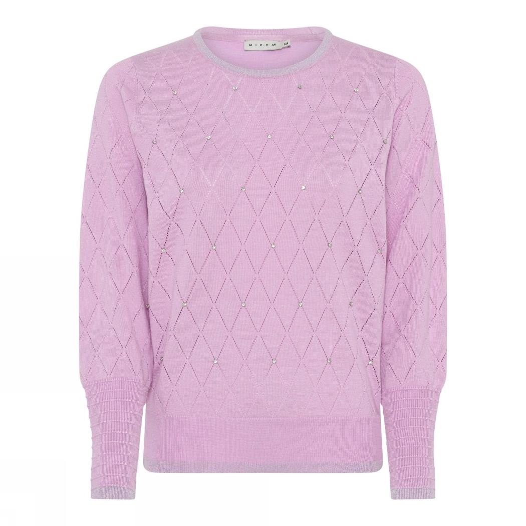Rosa jumper med diamantmønster, rund hals og ribbestrikkede mansjetter.