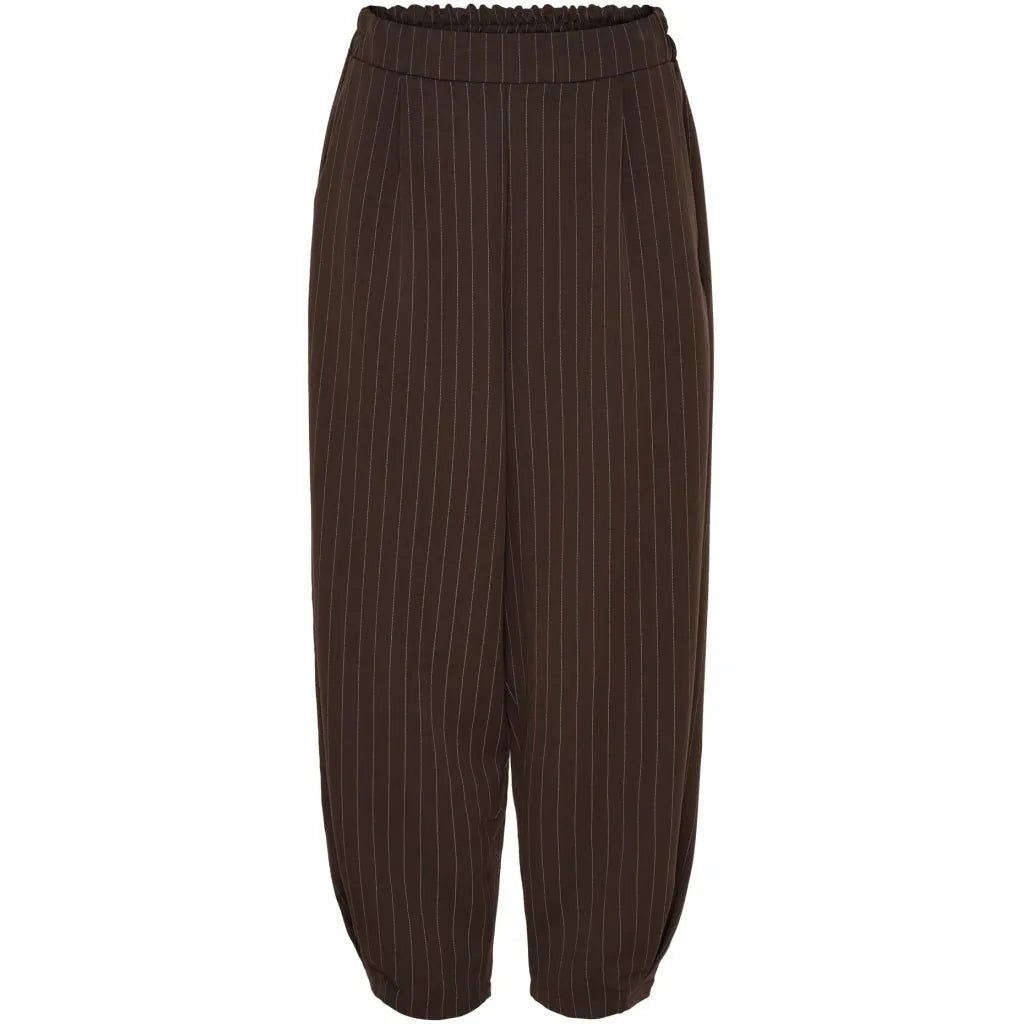 Brune bukser med vertikale striper, elastisk midje, løs passform og avsmalnende ben.