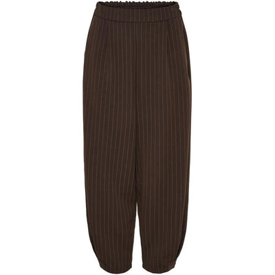Brune bukser med vertikale striper, elastisk midje, løs passform og avsmalnende ben.