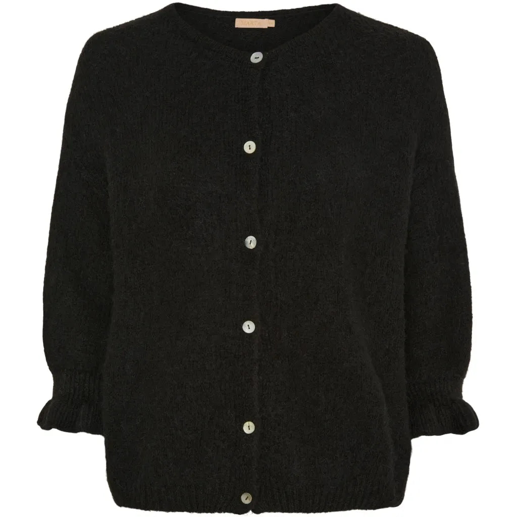 Svart strikket cardigan med lyse knapper, rynkede mansjetter og glatt bakside.
