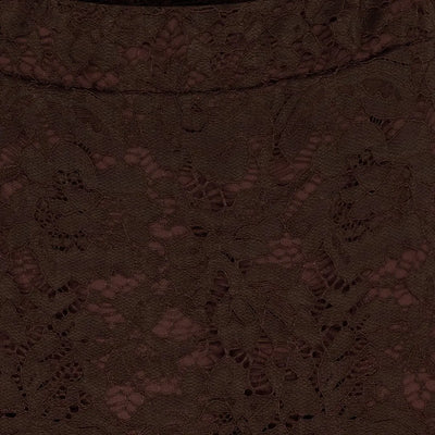 Nærbilde av brunt skjørt med blondermønster, viser detaljert tekstur og design.