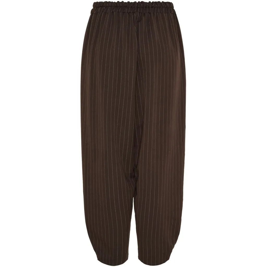 Brune bukser med vertikale striper, elastisk midje, løs passform og avsmalnende ben.