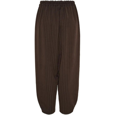 Brune bukser med vertikale striper, elastisk midje, løs passform og avsmalnende ben.
