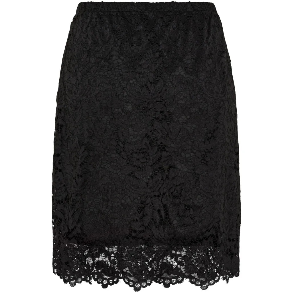 Svart skjørt med elastisk liv, komplekst blondemønster og dekorativ blondekant nederst.