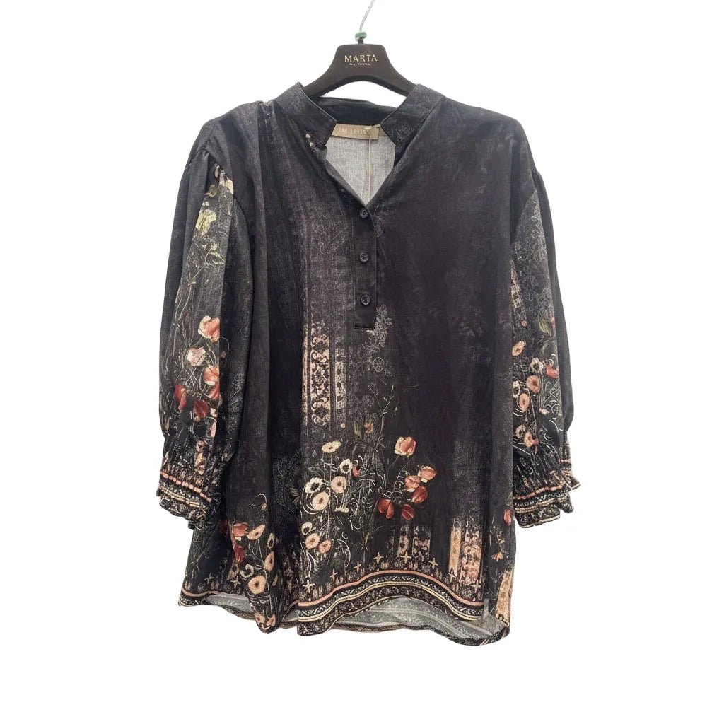 Mørk skjorte med blomstermønster, trekvartlange ermer, elastiske mansjetter og knappestolpe.