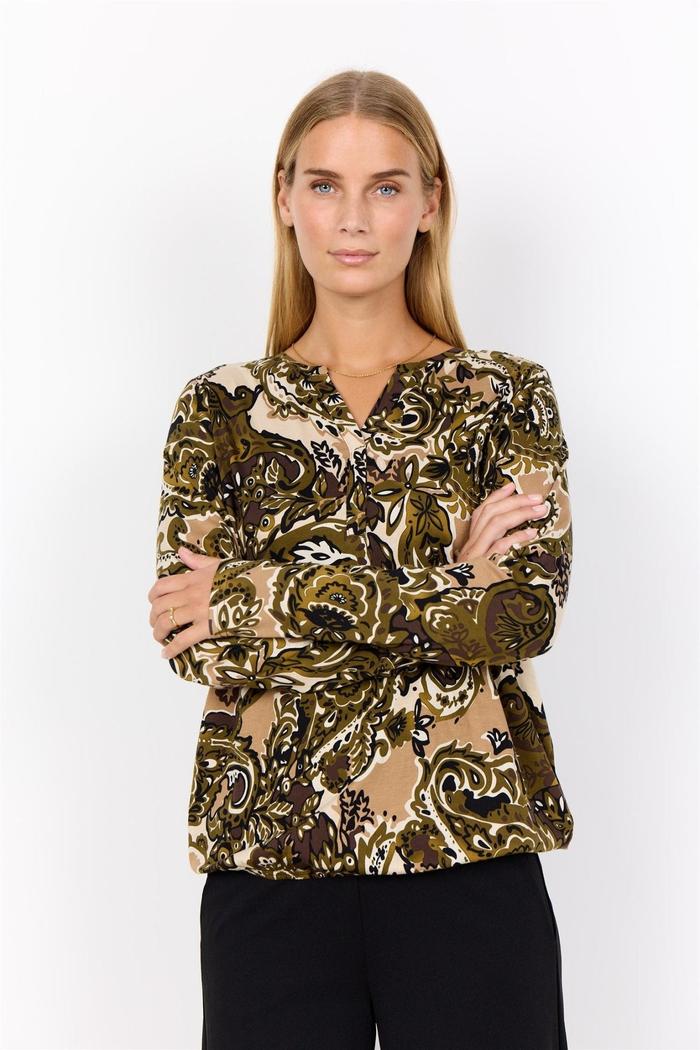 Bluse med blomster- og paisleymønster i brunt, grønt, beige. Lange ermer, V-hals med åpning.