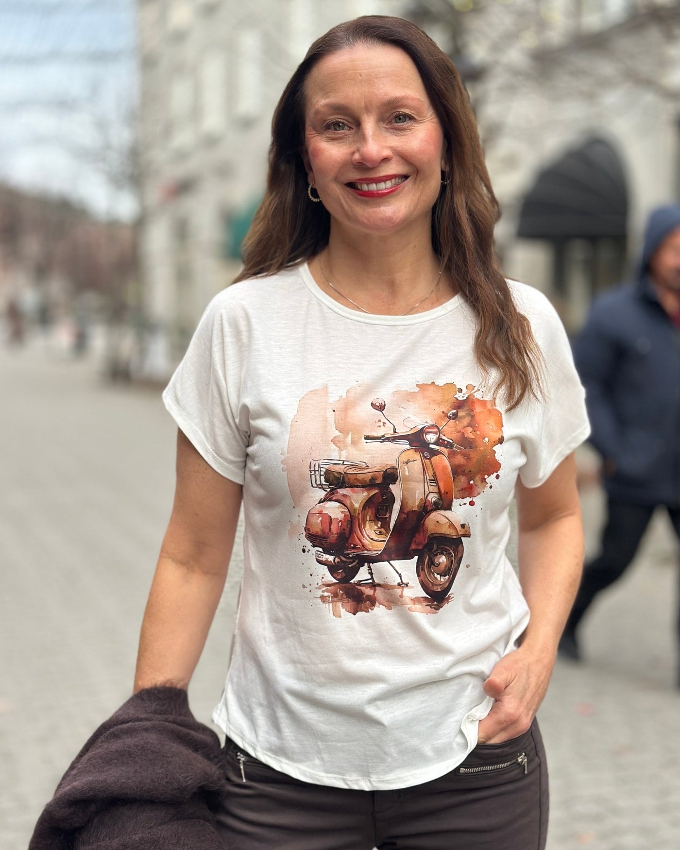 T-skjorte med scootertrykk i varme farger, korte ermer, liten detalj på baksiden.