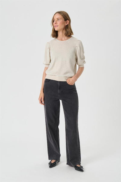 Lys genser med rund hals, korte posete ermer, ribbekant. Kombinert med mørke, vide jeans.