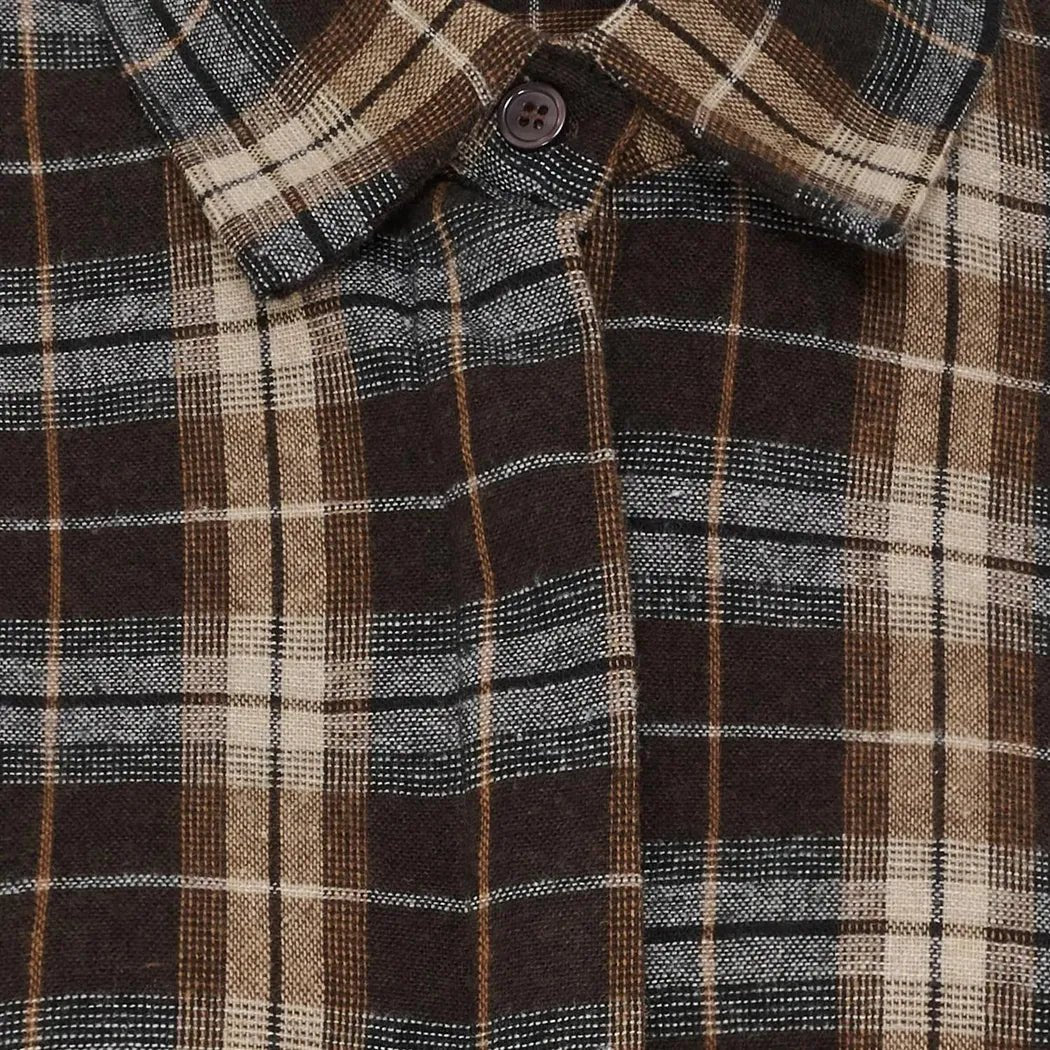 Rutete mønster i brune, beige og gråtoner. Klassisk krage og lange ermer med knapper.