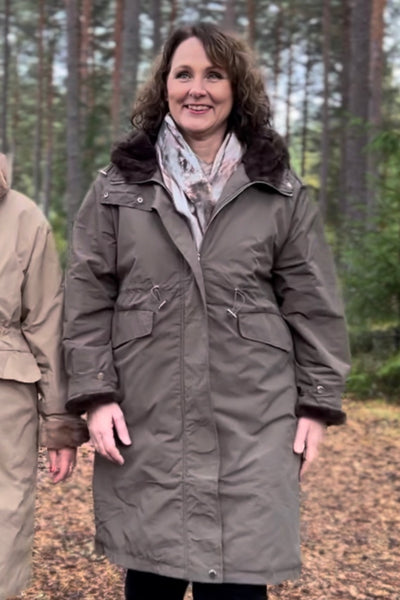 Jakke med hette, pelsfôr og snøring