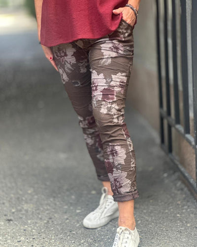 MdcBodil Pants med blomstermønster, rullet kant, synlige lommer, kombinert med løs topp og sneakers.