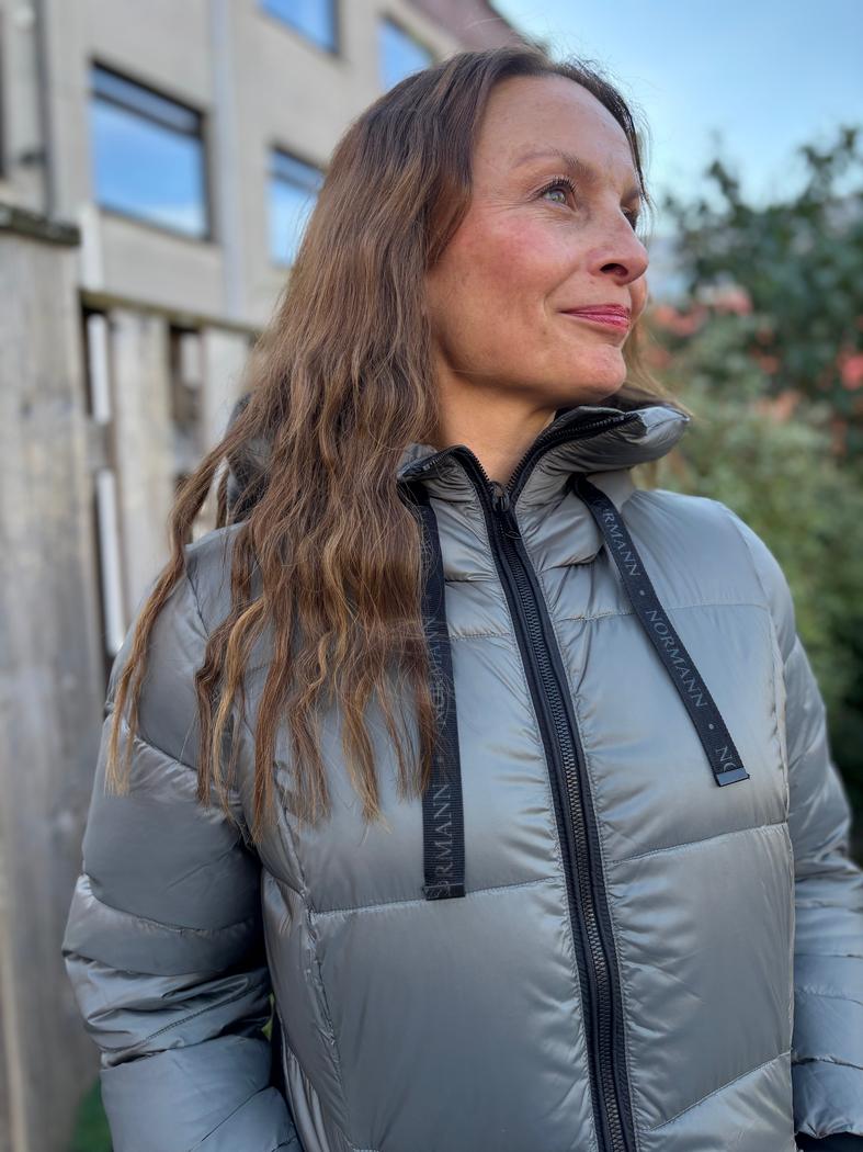 Lett Dunjakke med hette