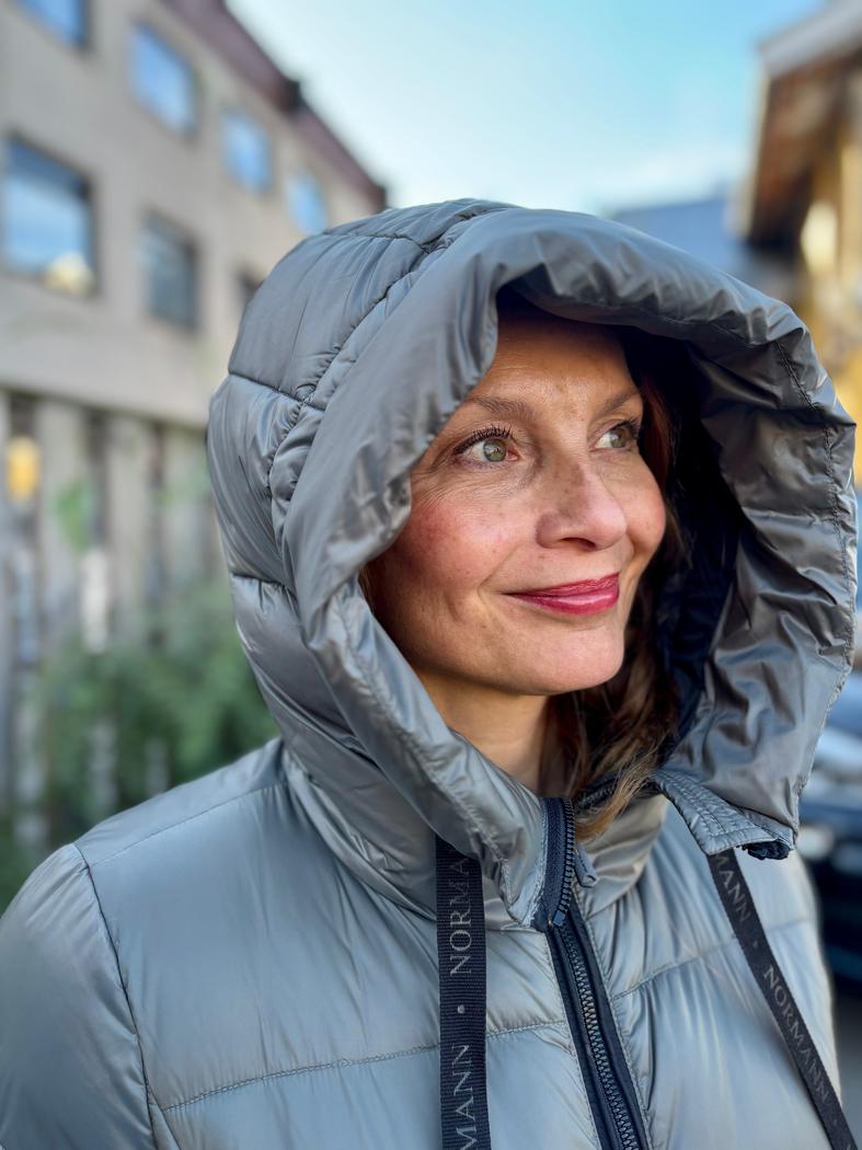 Lett Dunjakke med hette