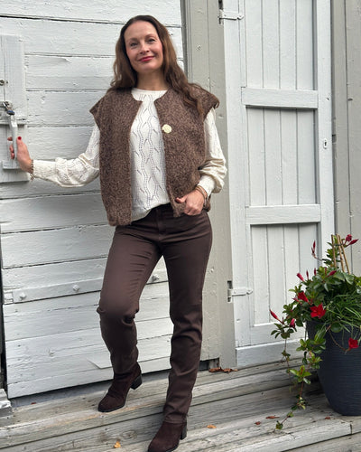 Strikkevest kort m brosje