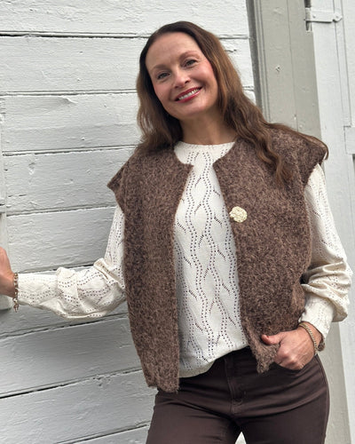 Strikkevest kort m brosje