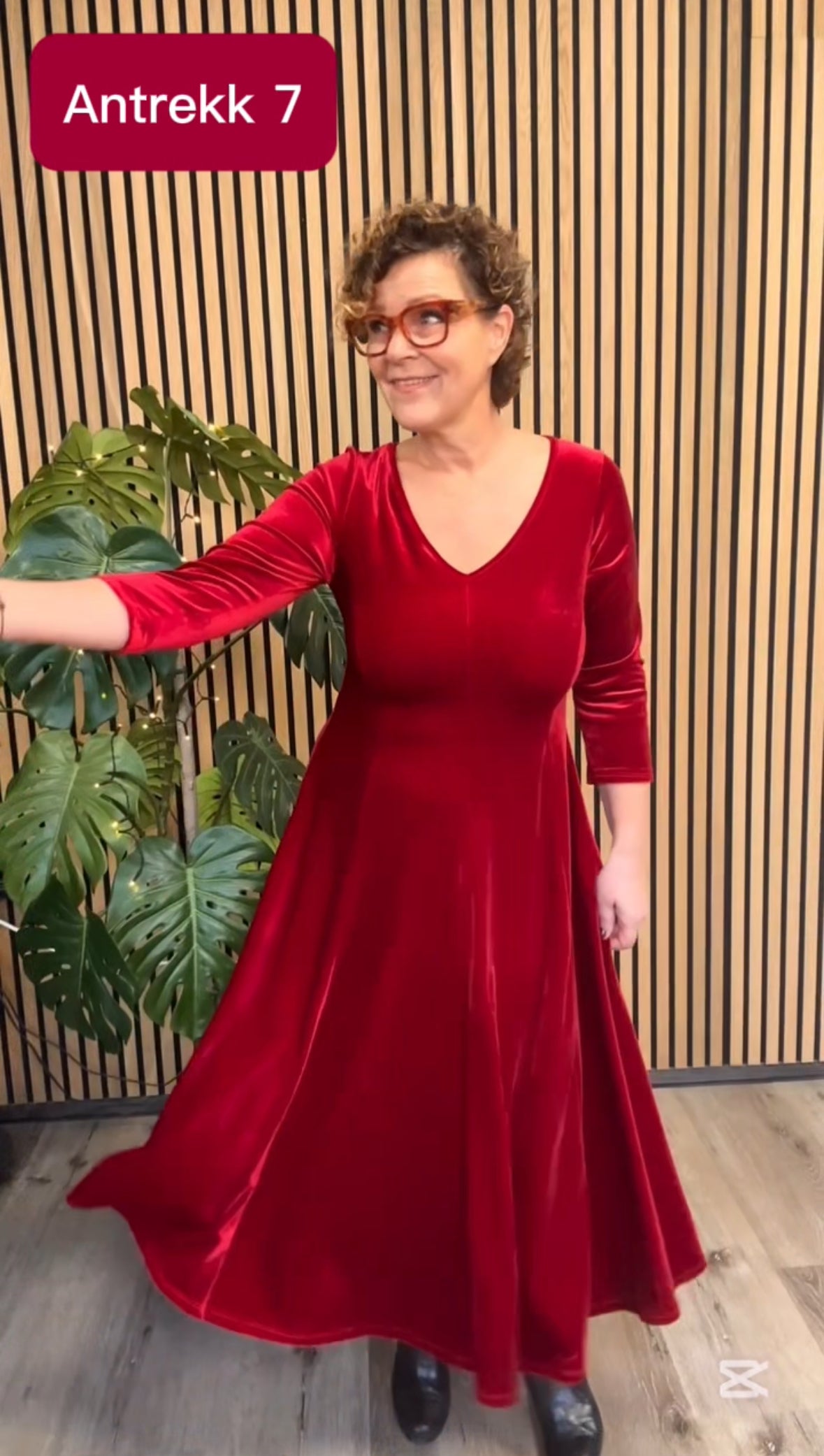 Velour kjole m v hals