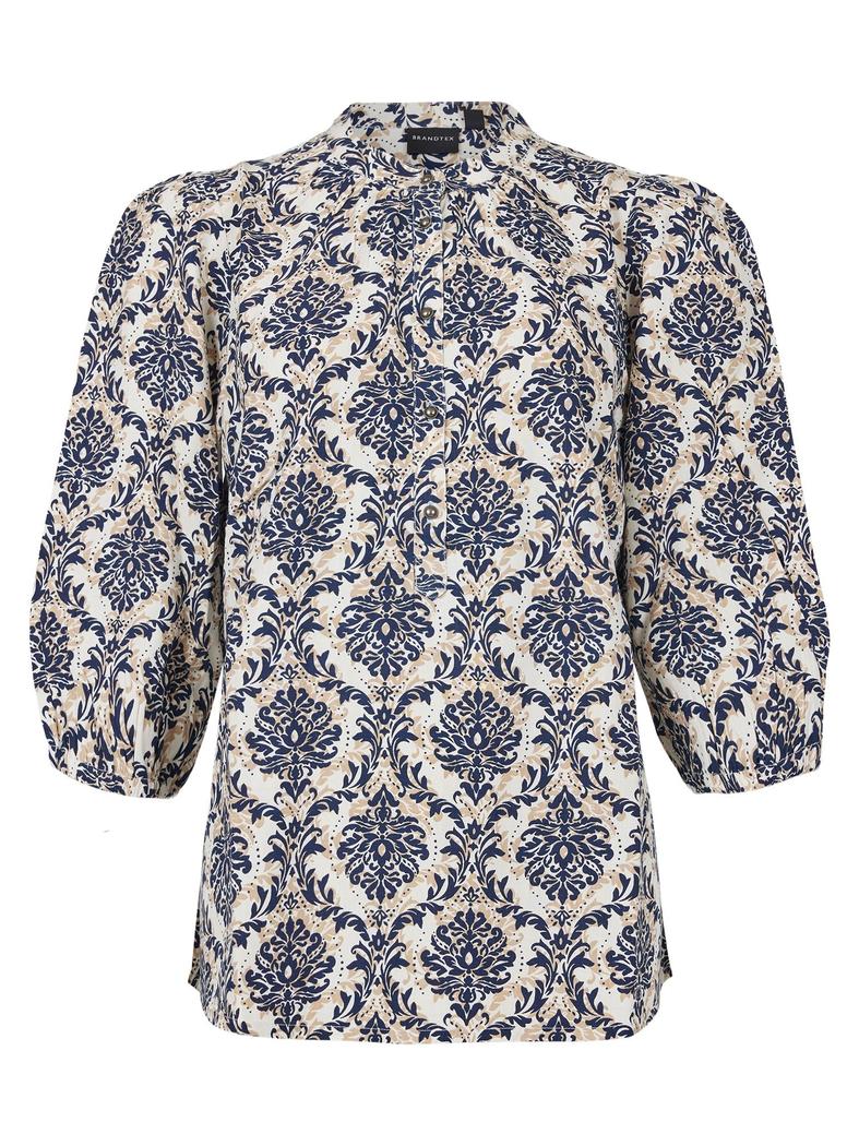 Bluse med 3/4 ermer, høy hals og blått-beige blomstertrykk.
