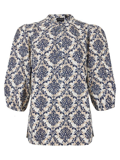 Bluse med 3/4 ermer, høy hals og blått-beige blomstertrykk.
