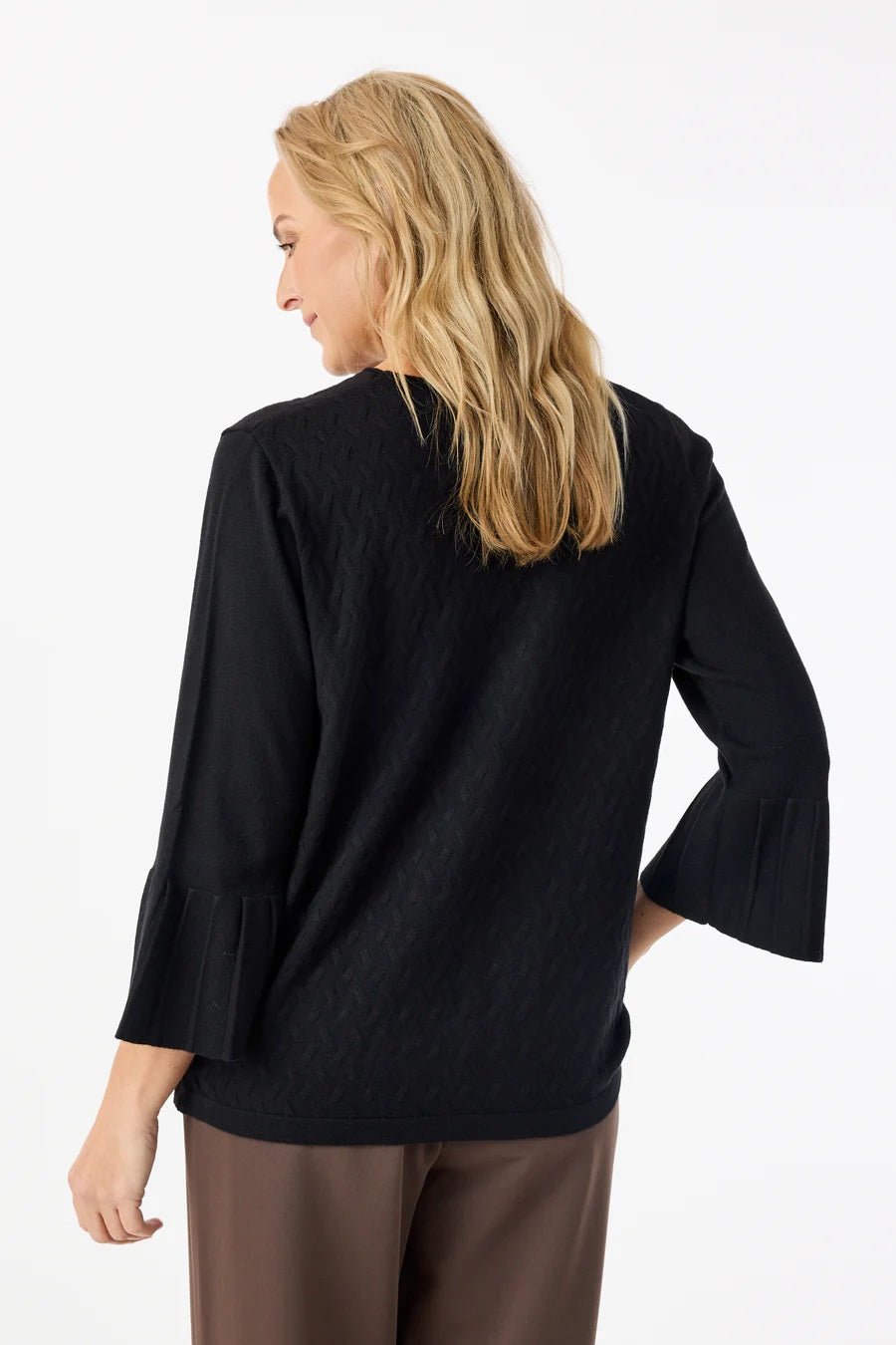 Svart genser med 3/4 ermer, subtilt mønster og dekorative detaljer på ermene.