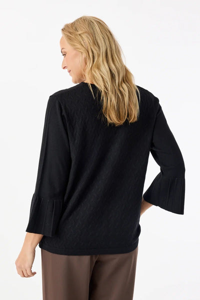 Svart genser med 3/4 ermer, subtilt mønster og dekorative detaljer på ermene.