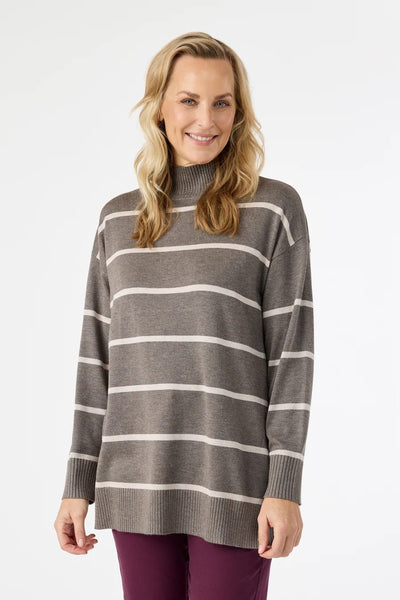 Kvinne i grå stripete genser med høy hals og ribbestrikkede kanter.