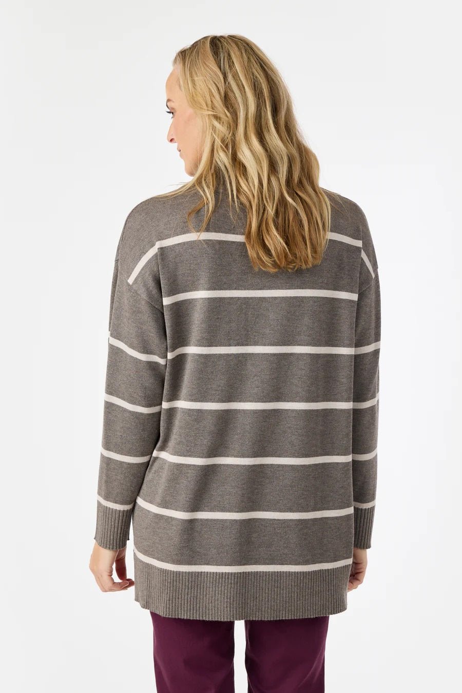 Grå stripete genser med høy hals og ribbestrikkede kanter, sett bakfra.