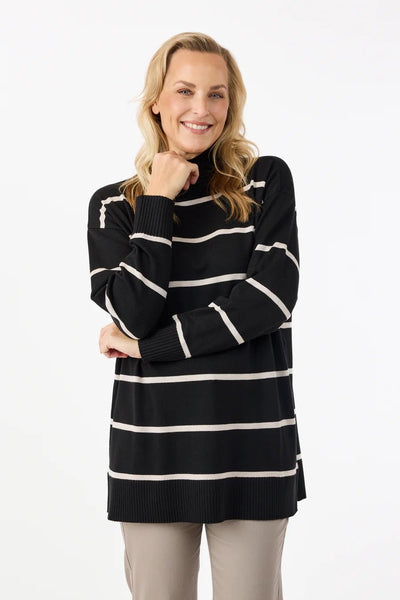 Svart genser med hvite horisontale striper, ribbestrikket kant og splittdetaljer nederst.