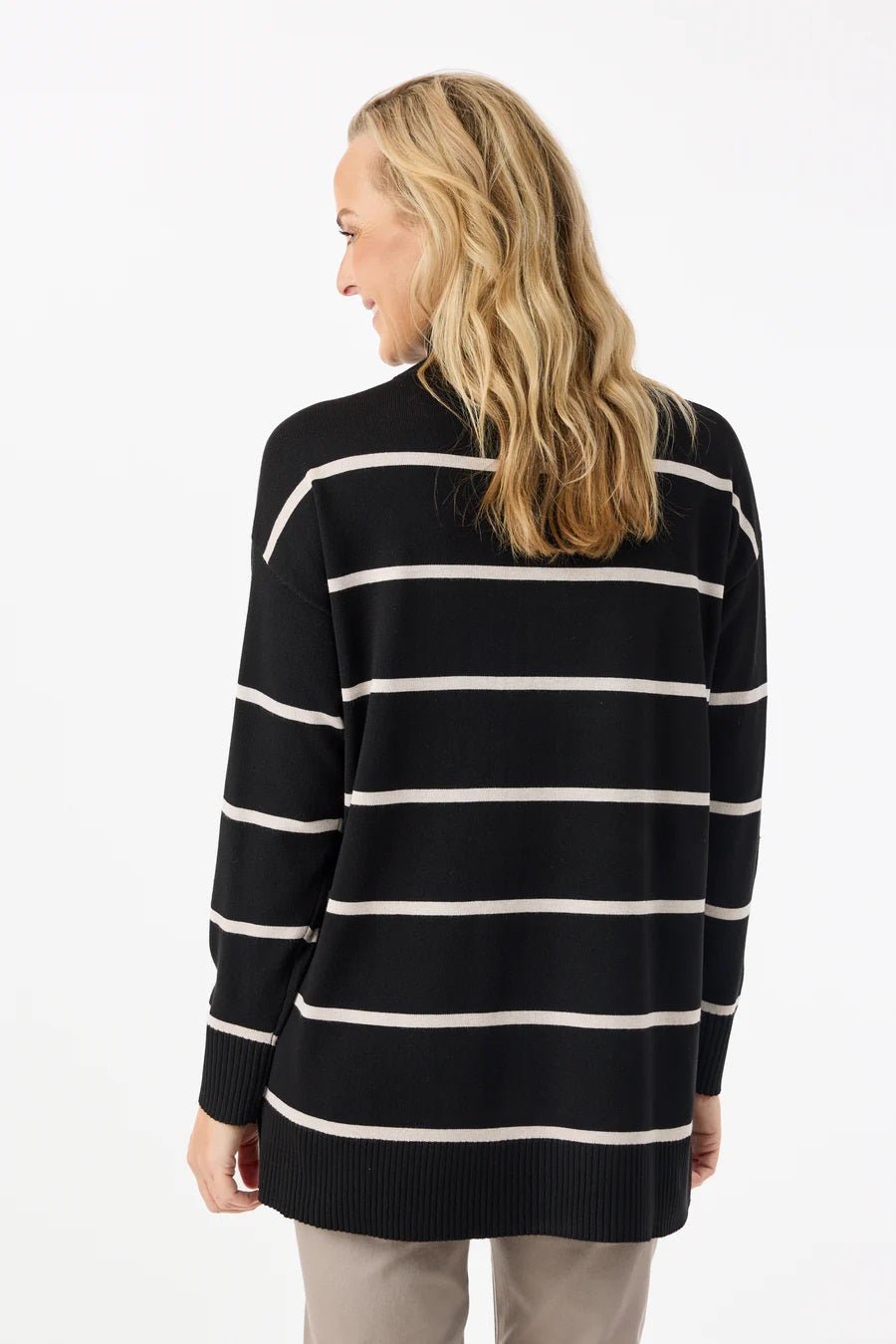 Svart genser med kontraststriper, ribbekant og sidesplitt. Vist bakfra.