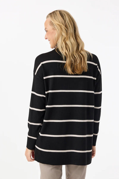 Svart genser med kontraststriper, ribbekant og sidesplitt. Vist bakfra.
