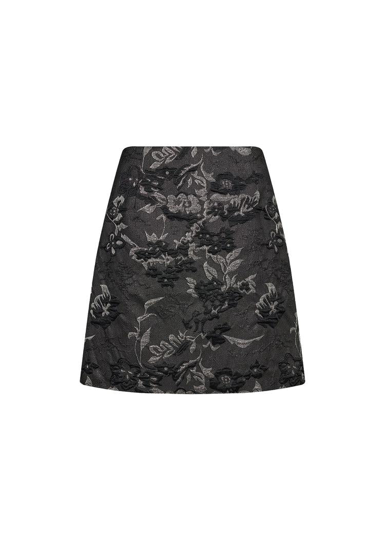 Svart skjørt med blomster, A-formet, synlig søm bak.
