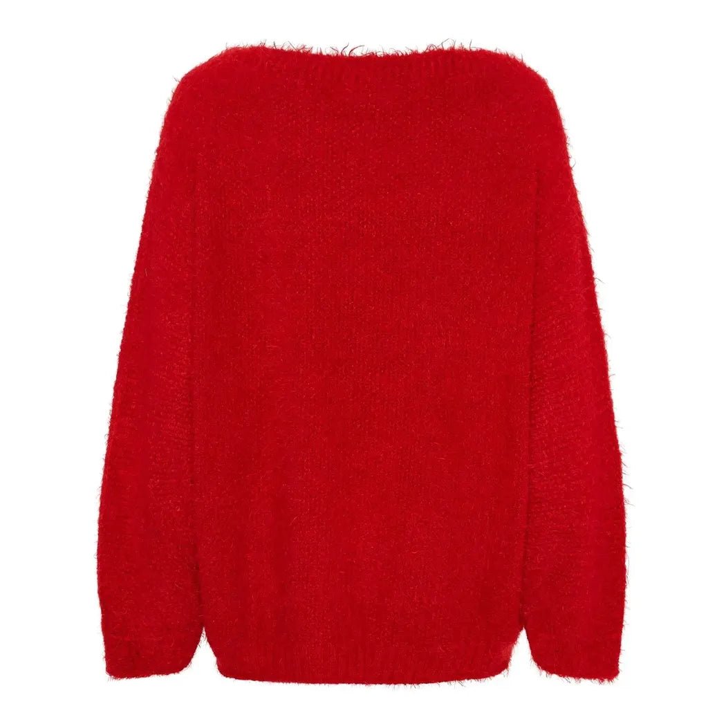 Rød strikkegenser med myk, lodden tekstur og rund halslinje.