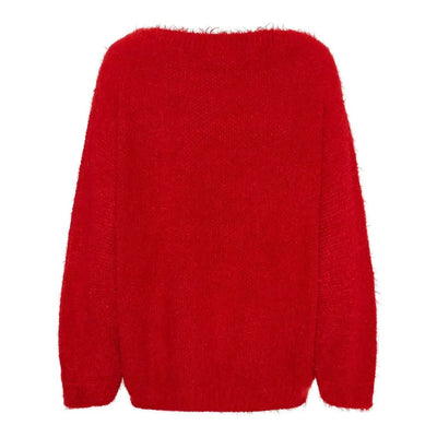 Rød strikkegenser med myk, lodden tekstur og rund halslinje.