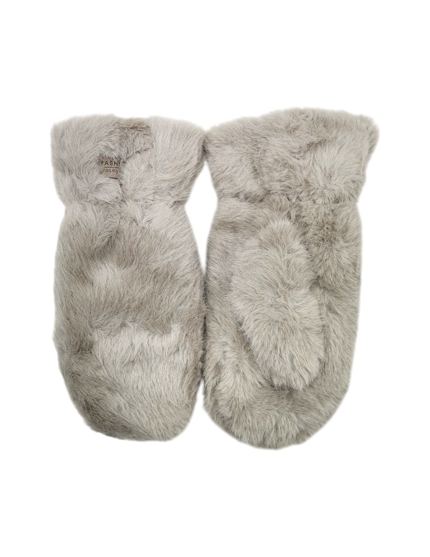 Et par lyse, fluffy votter i fuskeples, dekker hånd og håndledd, luksuriøst utseende.