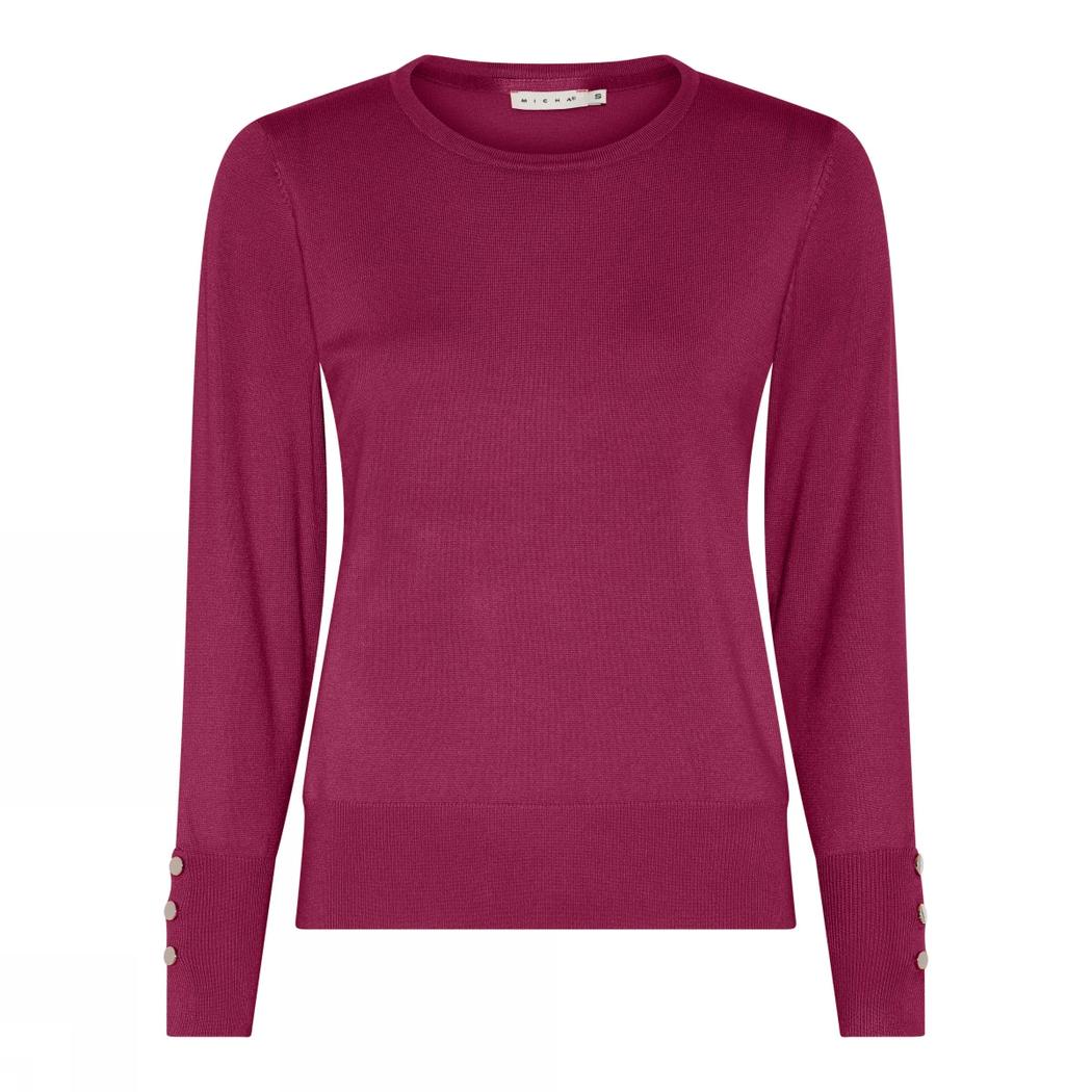 Lys magenta jumper med lange ermer, rund hals og tre knapper på hver mansjett. Ribbet tekstur.