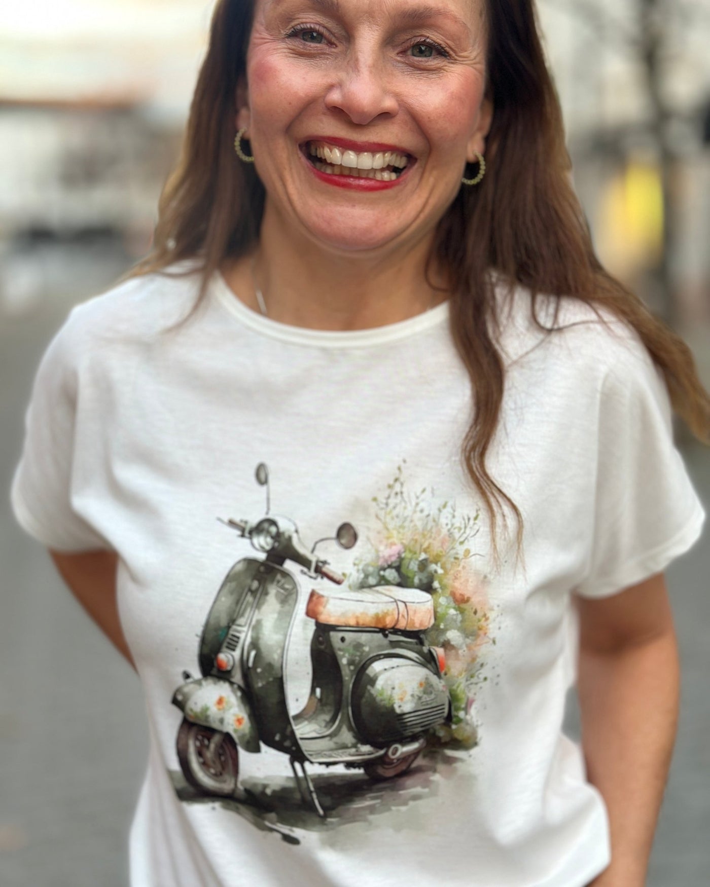 T-skjorte med fargerikt scootertrykk og blomster, løs passform, korte ermer, liten logo bak.