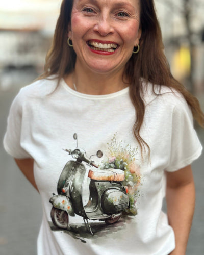 T-skjorte med fargerikt scootertrykk og blomster, løs passform, korte ermer, liten logo bak.