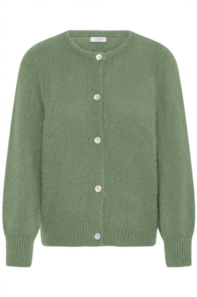 Grønn strikket cardigan med rund hals, lange ermer, ribbestrikkede mansjetter og knapper foran.