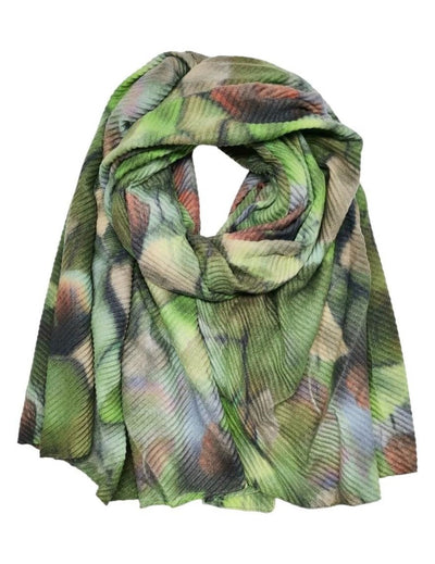 Mykt, bølgete skjerf i grønn- og bruntoner med et fargerikt mønster.