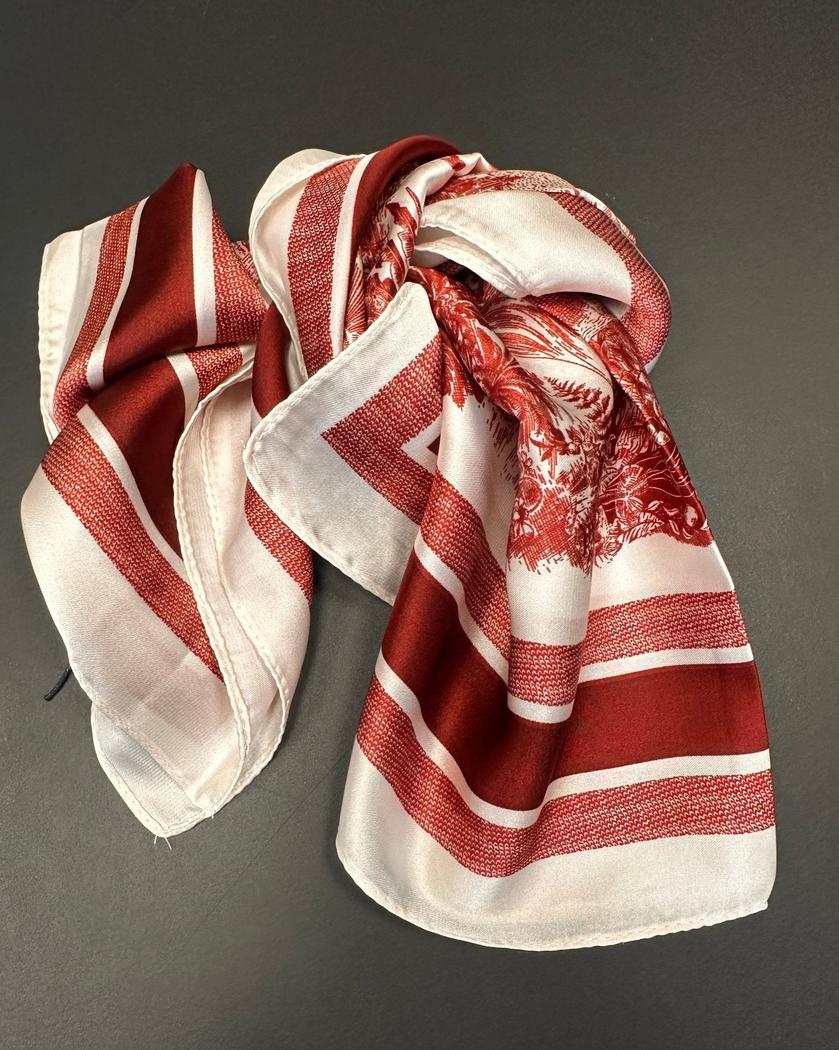 Skjerf med røde og hvite striper, detaljert mønster, kvadratisk form, ferdigbearbeidede kanter.