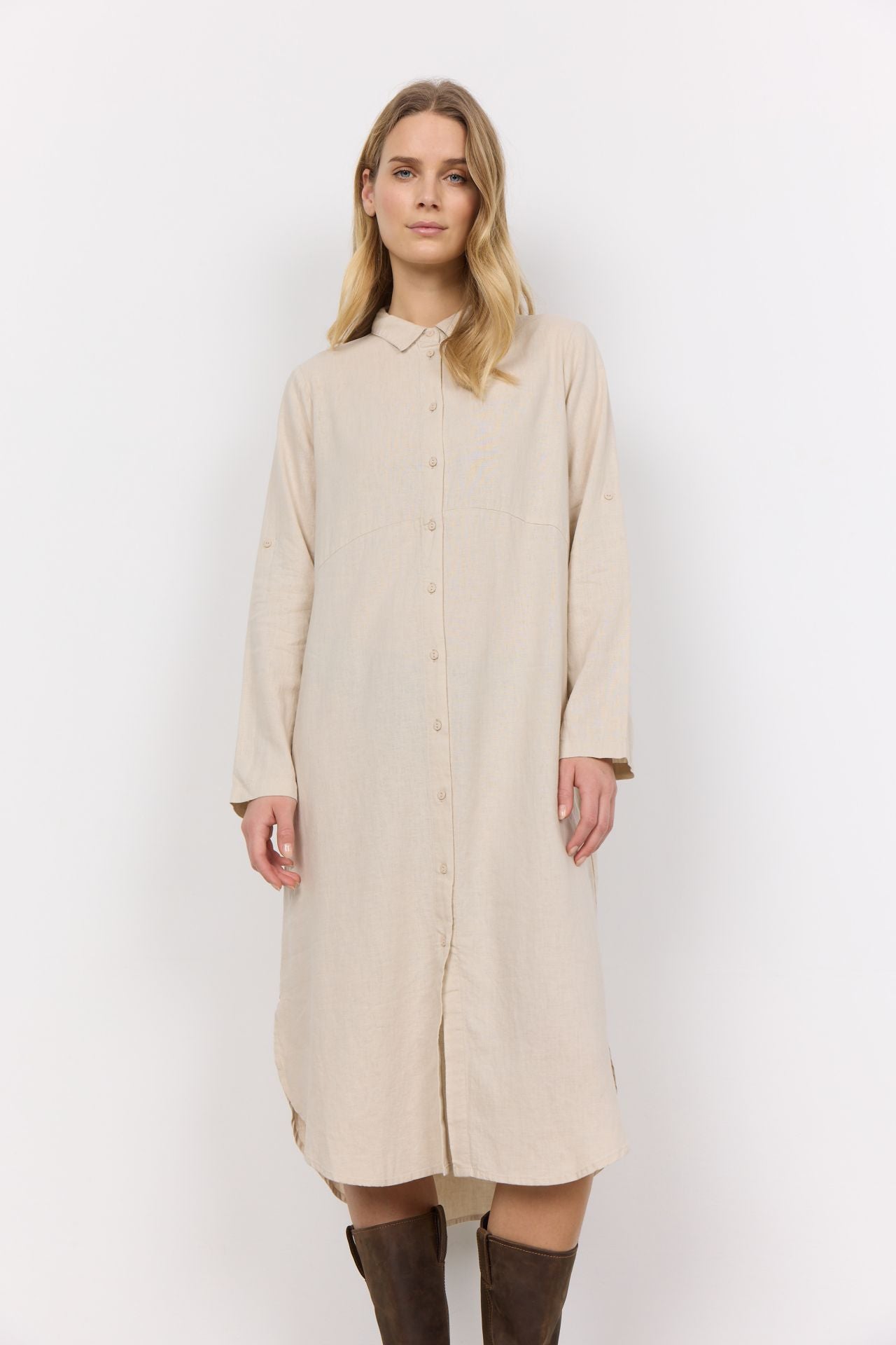 Skjortekjole i beige med klassisk krage, lange ermer og knappestolpe, laget i lin-viskose.