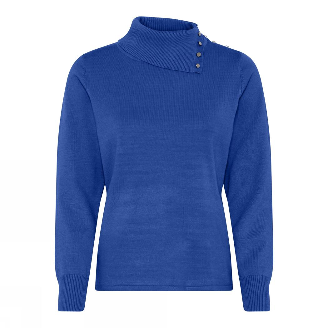 Blå jumper med høy krage og diagonalt snitt, dekorative knapper langs kragen for et stilig utseende.