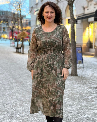 Kjole m strikk i livet