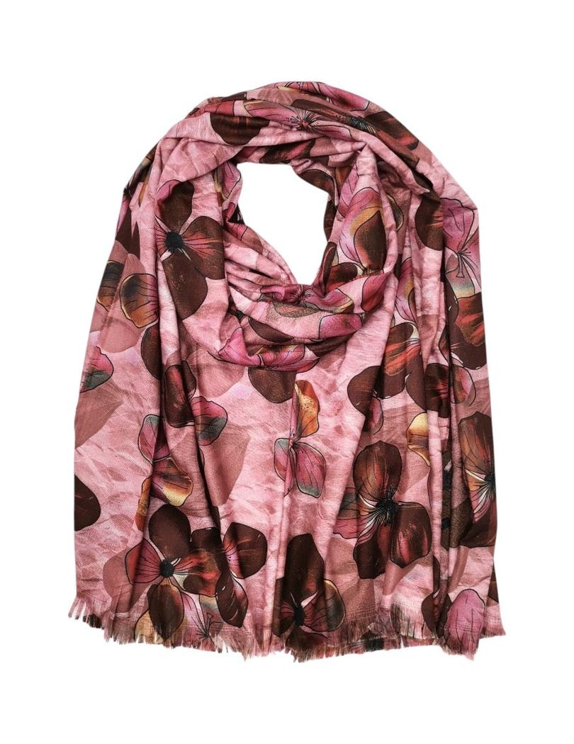 Stort blomsterdesign i mørke farger på rosa bakgrunn, frynser langs kantene, rikt mønster.