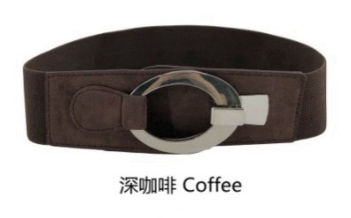 Elastisk belte i fargen "Coffee" med stor, rund metallspenne i midten.