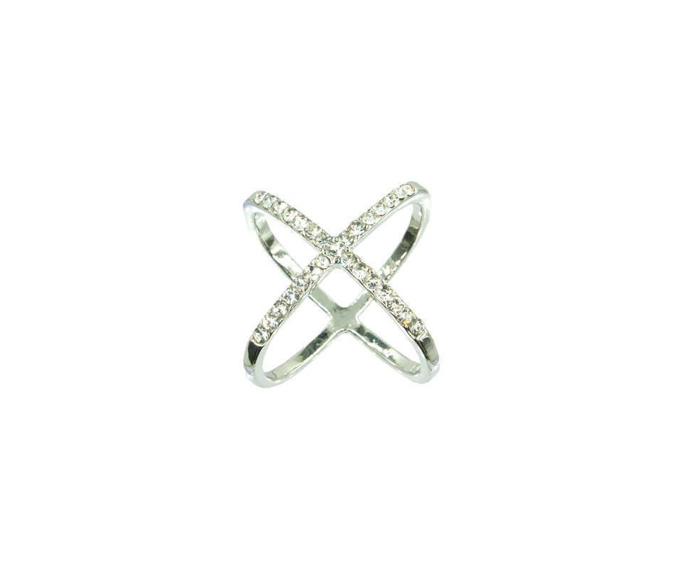 Skjerfring i sølv med kryssende design, pyntet med glitrende strass-steiner.