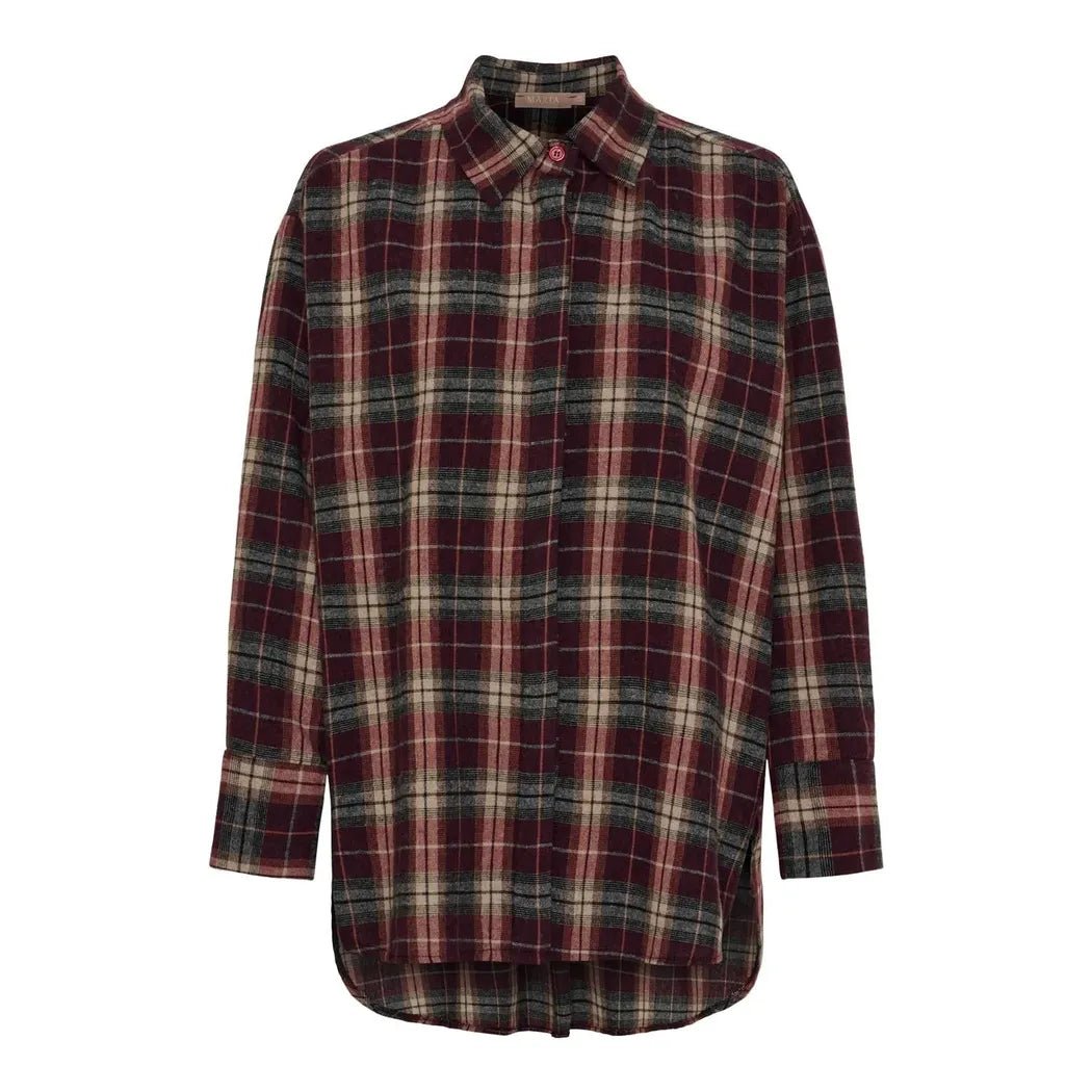 Rutemønstret skjorte i burgunder, grått og beige med klassisk krage og knappelukking foran.