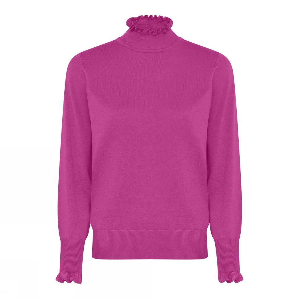 Rosa jumper med høy hals og volanger ved kragen og mansjettene.