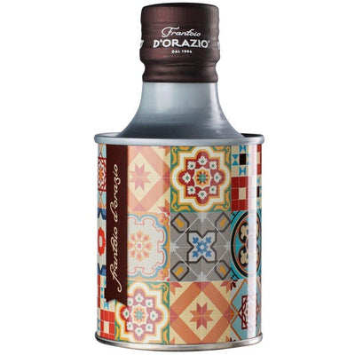 Fargerik flaske med mønstre som fliser, "Frantoio D'Orazio" på toppen, 250 ml kapasitet.